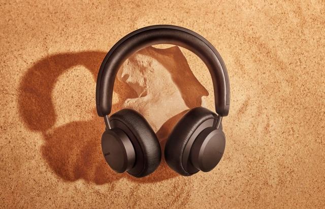 The solar powered, wireless LOS ANGELES noise cancelling headphones by URBANISTA, look good and sound even better