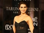 Kriti Sanon in black bustier and skirt closes Day 4 of Lakme Fashion Week for Tarun Tahiliani: Check out pics Kriti Sanon in black bustier and skirt closes Day 4 of Lakme Fashion Week for Tarun Tahiliani: Check out pics