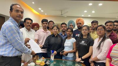 Ukraine-returnee students submitting memorandum, addressed to chief minister Bhagwant Mann, to deputy commissioner Varinder Sharma in Ludhiana. (HT PHOTO) Ukraine-returnee students submitting memorandum, addressed to chief minister Bhagwant Mann, to deputy commissioner Varinder Sharma in Ludhiana. (HT PHOTO)