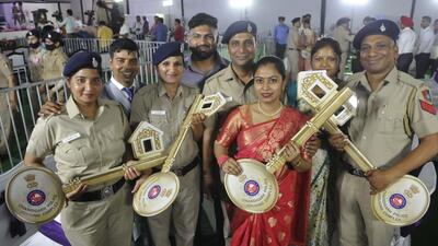 Chandigarh Police personnel in a jubilant mood after receiving keys for their new flats from the Union home minister in Dhanas, Chandigarh, on Sunday. (Keshav Singh/HT) Chandigarh Police personnel in a jubilant mood after receiving keys for their new flats from the Union home minister in Dhanas, Chandigarh, on Sunday. (Keshav Singh/HT)
