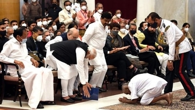 Swami Sivananda received the Padma Shri award from President Ram Nath Kovind on Monday. (Twitter @mannkibaat) Swami Sivananda received the Padma Shri award from President Ram Nath Kovind on Monday. (Twitter @mannkibaat)