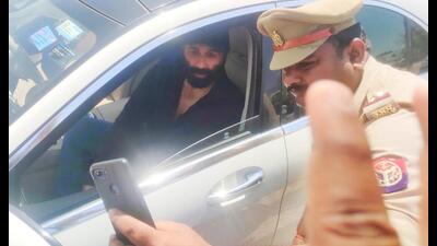 Sunny Deol obliging a cop with selfie after wrapping shoot of Gadar-2 in Lucknow on Sunday. (Deepak Gupta/HT) Sunny Deol obliging a cop with selfie after wrapping shoot of Gadar-2 in Lucknow on Sunday. (Deepak Gupta/HT)