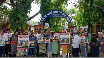 Residents of Salisbury park on Sunday staged a protest against the illegal renaming of the PMC garden in the locality. (HT PHOTO) Residents of Salisbury park on Sunday staged a protest against the illegal renaming of the PMC garden in the locality. (HT PHOTO)