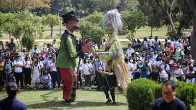 Artists perform 'Twist of Fate' street show showcasing giant puppets, as part of Bonjour India 2022, at Lodhi Garden in New Delhi. (Sanchit Khanna/HT Photo)
