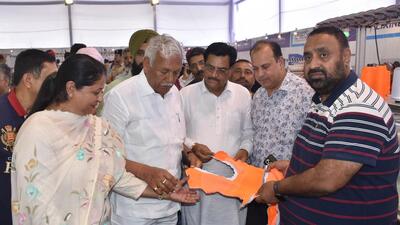 Ram Niwas Goyal (AAP’s speaker Delhi Vidhan Sabha) along with others at GMMSA expo at grain market near Jalandhar bypass in Ludhiana on March 27, 2022. (HT PHOTO)