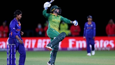 Mignon Du Preez from South Africa reacts to scoring the winning runs off the bowling of Deepti Sharma (Getty Images)