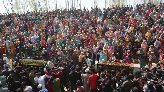 People carry the coffins of slain SPO Ishfaq Ahmad and his brother Umer Dar during their funeral procession at Chattabugh village, around 25 km from Srinagar in central Kashmir, in Budgam district, on Sunday. (Waseem Andrabi/HT photo)