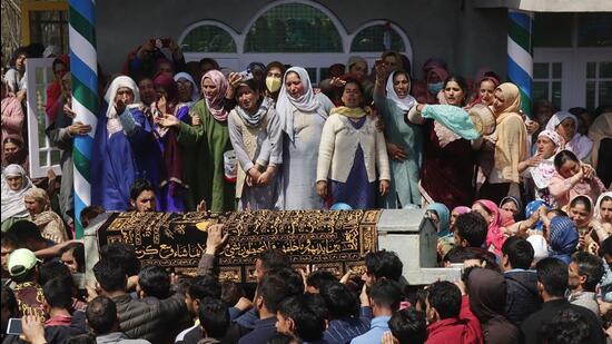 Mortal remains of SPO Ishfaq Ahmad and brother Umar being taken for the last rites in Jammu and Kashmir’s Budgam district on Sunday. (Waseem Andrabi/HT)