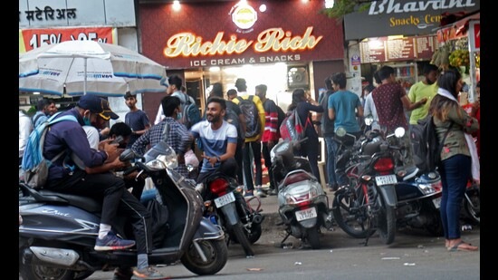 Crowd seen defying Covid-19 norms outside a popular eatery in the city. (HT FILE PHOTO) Crowd seen defying Covid-19 norms outside a popular eatery in the city. (HT FILE PHOTO)