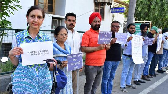 Activists protesting outside mayor’s residence in Ludhiana on March 27, 2022. (Harsimar Pal Singh/HT)