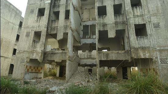 A view of Rajiv Ratan Awas Yojana complex in dilapidated condition in Bawana, New Delhi. (Raj K Raj/HT Photo) A view of Rajiv Ratan Awas Yojana complex in dilapidated condition in Bawana, New Delhi. (Raj K Raj/HT Photo)
