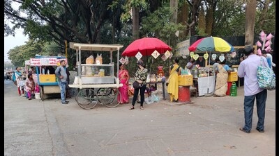 Visitors to Pune-Okayama Friendship Garden, better known as Pu La Deshpande garden, on Sinhgad road are finding it difficult to enter the green belt as hawkers have illegally occupied the space right at the gate. (Rahul Raut/HT PHOTO) Visitors to Pune-Okayama Friendship Garden, better known as Pu La Deshpande garden, on Sinhgad road are finding it difficult to enter the green belt as hawkers have illegally occupied the space right at the gate. (Rahul Raut/HT PHOTO)