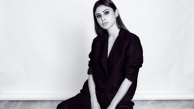 Wearing a dab of lipstick, Mouni amplified the glam quotient with highlighted cheeks, kohl-lined eyes with black eyeliner streaks and smokey eye makeup, mascara-laden eyelashes and filled-in eyebrows. (Instagram/imouniroy) Wearing a dab of lipstick, Mouni amplified the glam quotient with highlighted cheeks, kohl-lined eyes with black eyeliner streaks and smokey eye makeup, mascara-laden eyelashes and filled-in eyebrows. (Instagram/imouniroy)