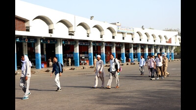 Passengers of the Haryana Roadways had to bear the brunt of the ‘chakka jam’ declared by employees in support of the bandh call. (Manoj Dhaka/HT)