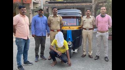 The Bhiwandi Kongaon police with the arrested auto rickshaw driver and the vehicle that contained fake registration number. (HT PHOTO)