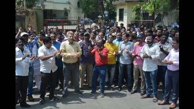 Employees of the Maharashtra State Electricity Distribution Company Ltd. (MSEDCL) participate in two-day nationwide strike called by the joint forum of central trade unions at Wagle Estate in Thane (Praful Gangurde/HT Photo) Employees of the Maharashtra State Electricity Distribution Company Ltd. (MSEDCL) participate in two-day nationwide strike called by the joint forum of central trade unions at Wagle Estate in Thane (Praful Gangurde/HT Photo)