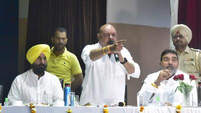 AAP MLA Gurpreet Gogi, Ashok Prashar arguing with councilors during the MC house meeting in Ludhiana on Monday. (Gurpreet Singh/HT)