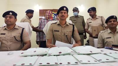 Police said that they are sending heroin samples to the laboratory. The two accused will be produced before a special court. (HT Photo/Sreyasi Pal)