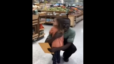 The girl gives a thank you card to her grocery store employee friend for gifting her a cycle on her birthday. (instagram/@snowinginsaturn) The girl gives a thank you card to her grocery store employee friend for gifting her a cycle on her birthday. (instagram/@snowinginsaturn)