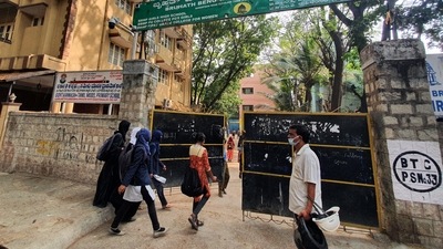 Karnataka SSLC Exams 2022: Several students were seen being asked to remove the Hijab before entering examination halls. (HT Photo) Karnataka SSLC Exams 2022: Several students were seen being asked to remove the Hijab before entering examination halls. (HT Photo)