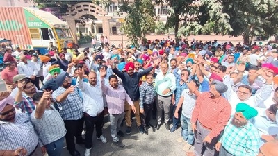 State Bank of India (SBI) said it has made necessary arrangements to ensure normal functioning in its branches and offices on the days of the strike. "It is likely that work at our bank may be impacted to a limited extent, by the strike," SBI said. (HT Photo/Sanjeev Kumar)
