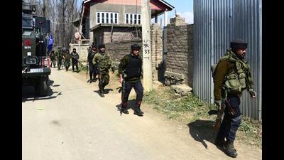 Officials said that police along with army’s 62 Rashtriya Rifles arrested the two active militants linked with proscribed terror outfit LeT from the Sunnergund area of Budgam in Jammu and Kashmir. (HT File Photo)