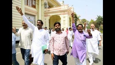 RJD and CPI-ML legislators protest outside the Bihar assembly on Monday. (Santosh Kumar/HT Photo) RJD and CPI-ML legislators protest outside the Bihar assembly on Monday. (Santosh Kumar/HT Photo)