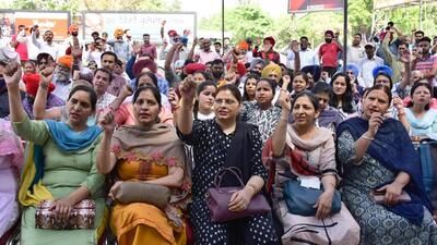 Punjab Bank Employees Federation’s Ludhiana unit protesting against central government for their demands at Bharat Nagar Chowk on the first day of strike. (Harsimar Pal Singh/HT) Punjab Bank Employees Federation’s Ludhiana unit protesting against central government for their demands at Bharat Nagar Chowk on the first day of strike. (Harsimar Pal Singh/HT)