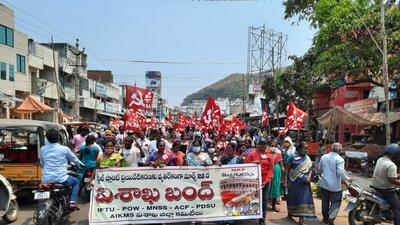 The city also observed a total bandh following a call given by Visakha Ukku Parirakshana Samithi (committee to protect Vizag Steel) in protest against privatisation (HT Photo)