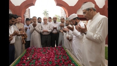 AMU vice-chancellor prof Tariq Mansoor with university officials at Sir Syed’s tomb (HT Photo)