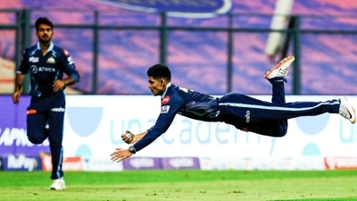 Shubman Shubman Gill plucks 'catch of the tournament' in IPL match vs Super Giants (Twitter/gujarat_titans)