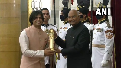 Tokyo Olympic gold medallist Neeraj Chopra receives Padma Shri from President Ram Nath Kovind. (ANI photo)