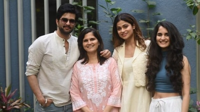 Shamita Shetty poses with boyfriend Raqesh Bapat and his family. Shamita Shetty poses with boyfriend Raqesh Bapat and his family.