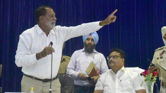 Ludhiana mayor Balkar Sandhu and (right) MC commissioner Pardeep Sabharwal during the MC General House meeting on Monday. (Gurpreet Singh/HT)