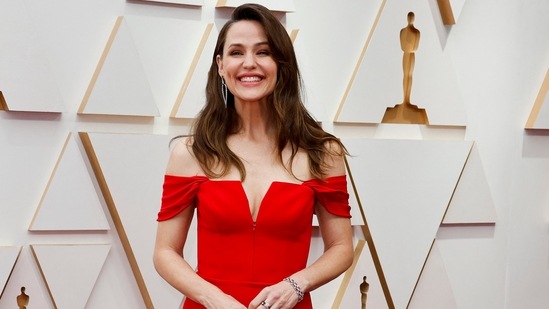 Jennifer Garner painted the town a romantic red on Oscars' night with a plunging and off-the-shoulder ensemble. She wore the gown with simple accessories and her bewitching smile.(REUTERS)