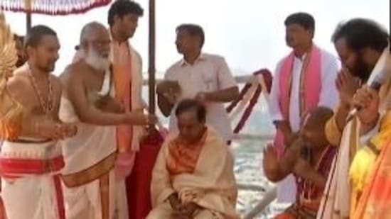 Chief minister Rao performs at 'pooja' at Sri Lakshmi Narasimha Swamy Temple.(ANI)