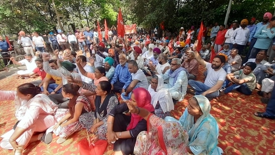 Besides the two-day strike, the customer banking services may also get impacted on March 31st as Reserve Bank of India (RBI) has asked the banks to participate in the exercise of annual closure of government accounts for the current fiscal year 2021-22.(HT Photo/Sanjeev Kumar)