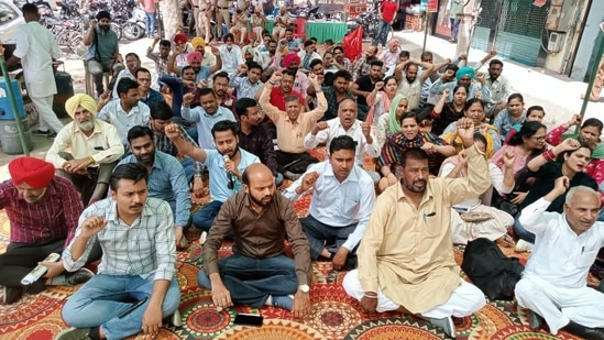 The All India Bank Employees' Association (AIBEA) in public sector banks, private banks, foreign banks, cooperative banks and regional rural banks will join the strike, the bank union said in a statement.(HT Photo/Sanjeev Kumar)