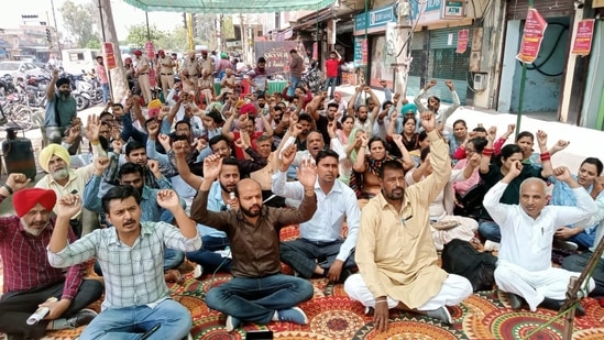 The joint forum of central trade unions and various sectoral independent trade unions have called for a two-day Bharat Bandh to protest against the Union government's anti-people economic policies and anti-worker labour policies. The strike began on Monday, March 28 from 6 am. It is likely to hit numerous sectors across the country, including banking, power, transportation, and more.(HT Photo/Sanjeev Kumar)