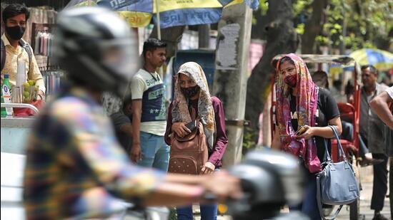 Before Monday, the highest maximum recorded this year was 38.3°C at Safdarjung on March 20, when two other weather stations -- at Yamuna Sports Complex station and Pitampura -- both recorded highs of 39.9°C. (Sanchit Khanna/HT Photo)