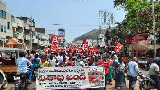 The city also observed a total bandh following a call given by Visakha Ukku Parirakshana Samithi (committee to protect Vizag Steel) in protest against privatisation (HT Photo)