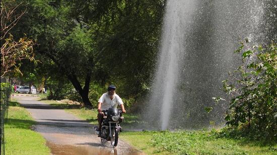 The AAP has maintained that the gap between expenditure on water supply maintenance and income from water bills should be bridged by fixing leakages. (HT File Photo)