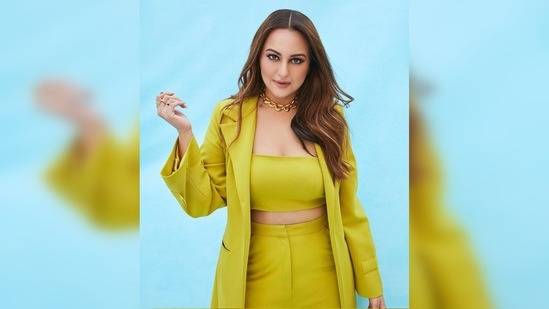 Sonakshi Sinha's outfit comes with a cropped blouse, a pair of high rise trousers and an ankle-length jacket with flared sleeves.(Instagram/@aslisona)