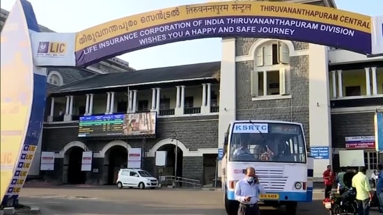 Kerala| The All India Bank Employees' Association on Sunday said the bank union demands the government to stop privatisation of public sector banks and strengthen them. The country's largest lender SBI and other banks have said that their services may get impacted.(ANI)