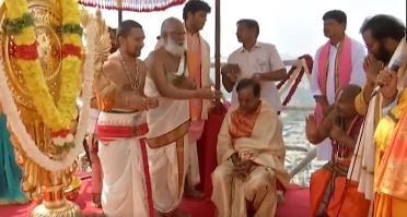 Chief minister Rao performs at 'pooja' at Sri Lakshmi Narasimha Swamy Temple. (ANI)
