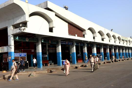Rohtak bus stand wears a deserted look as Haryana Roadways employees struck work in response to the bandh call on Monday. (Manoj Dhaka/HT) Rohtak bus stand wears a deserted look as Haryana Roadways employees struck work in response to the bandh call on Monday. (Manoj Dhaka/HT)