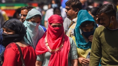 A severe, or extreme heatwave, occurs when the daytime maximum temperature settles at 6.5 degrees above normal or more. (Pratik Chorge/HT PHOTO) (HT_PRINT) A severe, or extreme heatwave, occurs when the daytime maximum temperature settles at 6.5 degrees above normal or more. (Pratik Chorge/HT PHOTO) (HT_PRINT)