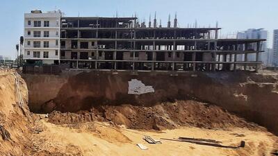 The workers were digging to carve out the basement of the commercial project, which is next to a residential complex. (Vipin Kumar/HT)