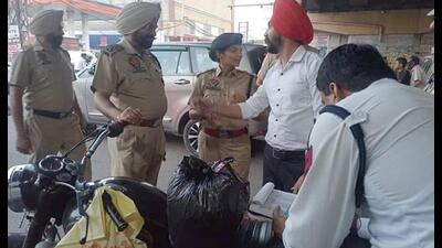 Traffic police challaning bikers with modified silencers in Ludhiana. (HT PHOTO)