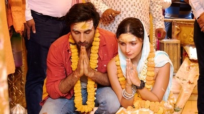 Ranbir Kapoor and Alia Bhatt pray at the Kashi Vishwanath temple in Varanasi. Ranbir Kapoor and Alia Bhatt pray at the Kashi Vishwanath temple in Varanasi. 
